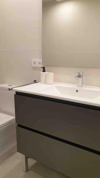 Piso Nuevo, Pk Pequeno Y A 5 Min De La Playa Caminando Apartment Кадакес Екстериор снимка